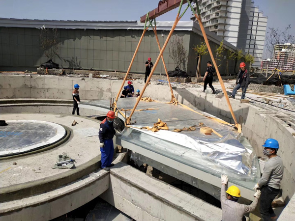 遼寧營(yíng)口鲅魚圈魔法溫泉懸空透明泳池建設(shè)施工三，瑞地格樂亞克力游泳池