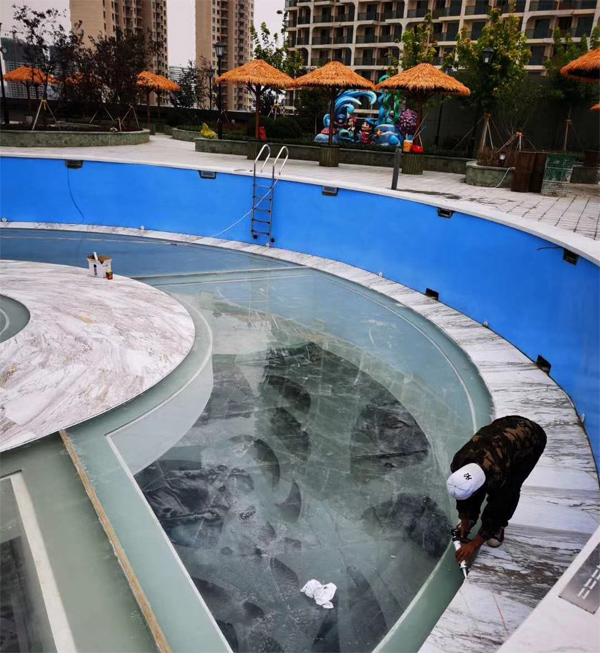 遼寧營(yíng)口鲅魚圈魔法溫泉懸空透明泳池建設(shè)施工六，瑞地格樂亞克力游泳池